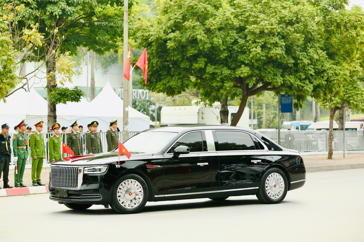 Đoàn xe hộ tống Tổng Bí thư, Chủ tịch Trung Quốc Tập Cận Bình về đến khách sạn JW Marriott. Đoàn xe hộ tống Tổng Bí thư, Chủ tịch Trung Quốc Tập Cận Bình về đến khách sạn JW Marriott.