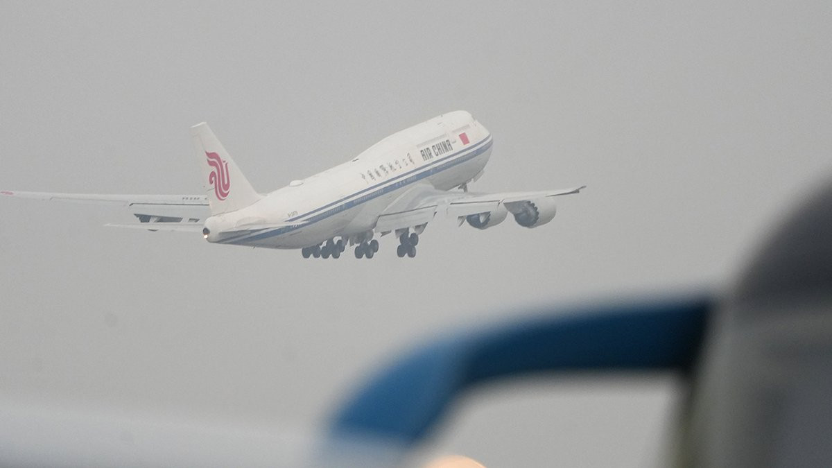 17h30, chuyên cơ chở Tổng Bí thư, Chủ tịch nước Trung Quốc Tập Cận Bình và Phu nhân Bành Lệ Viên cùng Đoàn đại biểu cấp cao Trung Quốc cất cánh rời Sân bay Quốc tế Nội Bài, thủ đô Hà Nội.