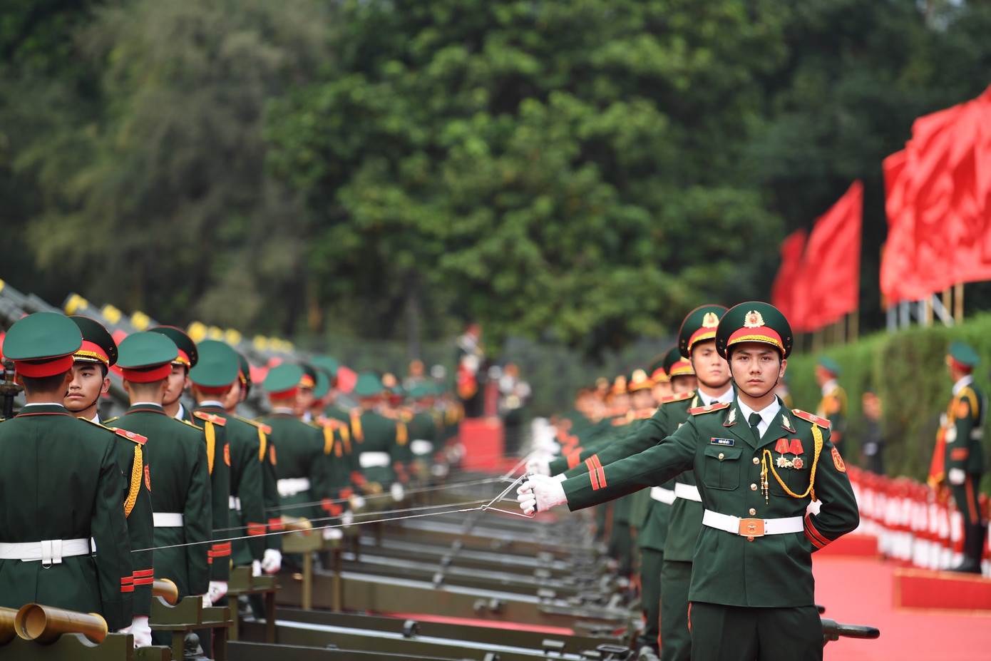 Dàn pháo lễ tại Hoàng thành Thăng Long chuẩn bị cho lễ đón. Dàn pháo lễ tại Hoàng thành Thăng Long chuẩn bị cho lễ đón.