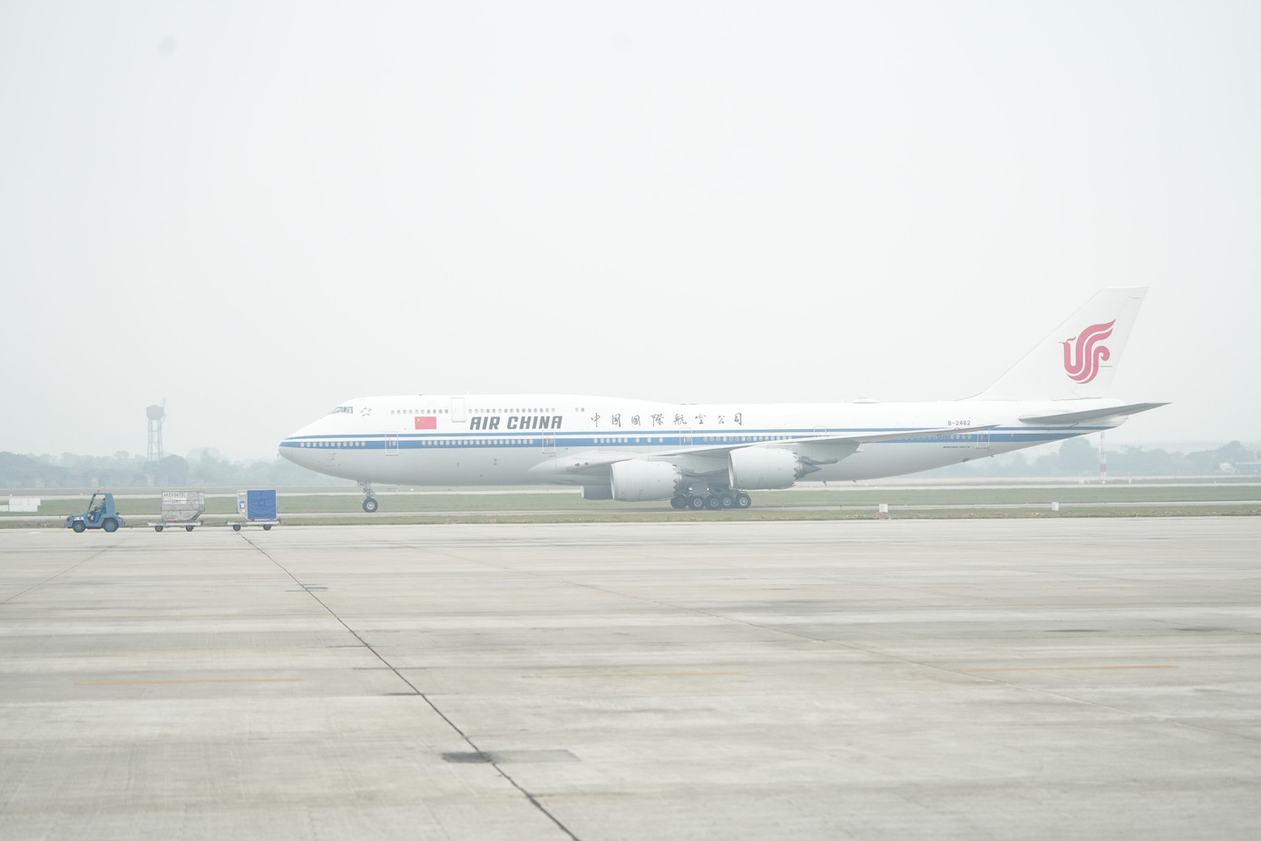 11h45, chiếc Boeing 747-400 dân dụng đầu tiên của Hãng hàng không Air China đã lăn bánh trên đường băng Sân bay Quốc tế Nội Bài. 11h45, chiếc Boeing 747-400 dân dụng đầu tiên của Hãng hàng không Air China đã lăn bánh trên đường băng Sân bay Quốc tế Nội Bài.