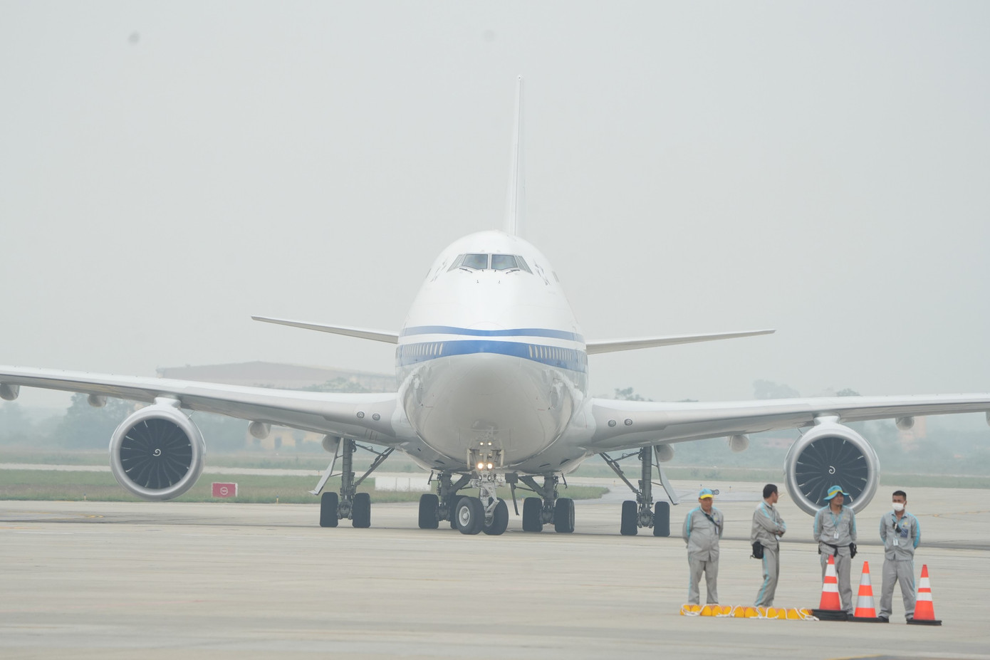 12h, chuyên cơ chở Tổng Bí thư, Chủ tịch Trung Quốc Tập Cận Bình và Phu nhân cùng Đoàn đại biểu cấp cao hạ cánh xuống Sân bay Quốc tế Nội Bài, thủ đô Hà Nội. 12h, chuyên cơ chở Tổng Bí thư, Chủ tịch Trung Quốc Tập Cận Bình và Phu nhân cùng Đoàn đại biểu cấp cao hạ cánh xuống Sân bay Quốc tế Nội Bài, thủ đô Hà Nội.