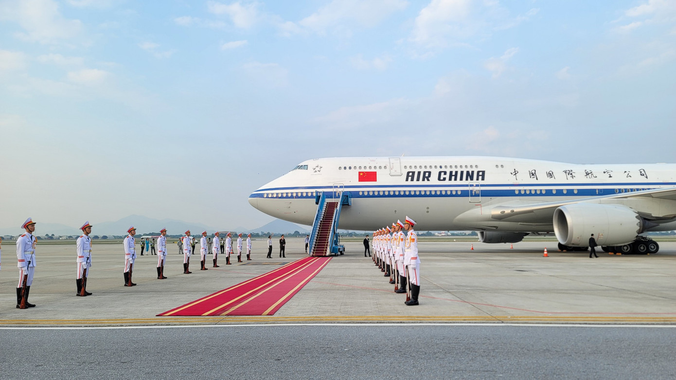 Chuyên cơ chở Tổng Bí thư, Chủ tịch nước Trung Quốc Tập Cận Bình và Phu nhân cùng Đoàn đại biểu cấp cao Trung Quốc ở đường băng Sân bay Quốc tế Nội Bài.