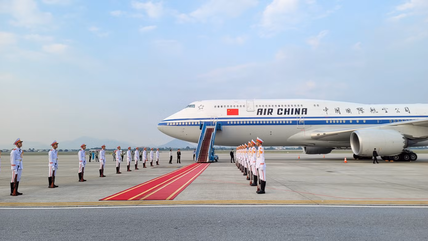 Chuyên cơ chở Tổng Bí thư, Chủ tịch nước Trung Quốc Tập Cận Bình và Phu nhân cùng Đoàn đại biểu cấp cao Trung Quốc ở đường băng Sân bay Quốc tế Nội Bài.
