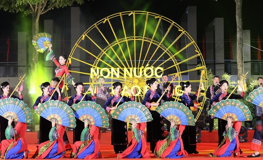 Chương trình nghệ thuật chào đón năm mới 2024 của nhân dân các dân tộc tỉnh Cao Bằng (Ảnh: TTXVN) Chương trình nghệ thuật chào đón năm mới 2024 của nhân dân các dân tộc tỉnh Cao Bằng (Ảnh: TTXVN)