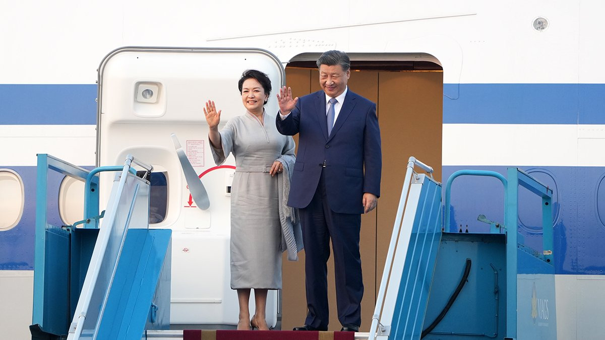 Tổng Bí thư, Chủ tịch nước Trung Quốc Tập Cận Bình và Phu nhân Bành Lệ Viên lên chuyên cơ, rời thủ đô Hà Nội.