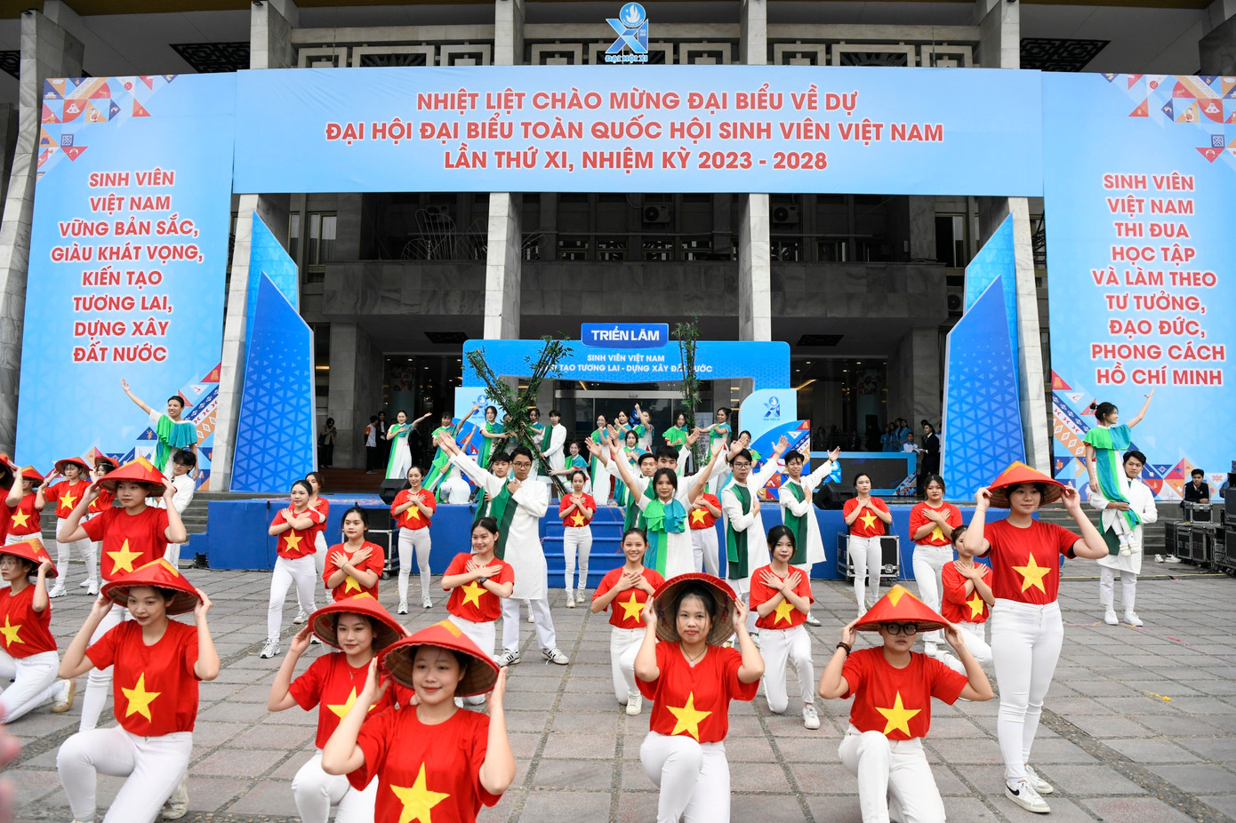 Các đại biểu dự Đại hội đại biểu toàn quốc Hội Sinh viên Việt Nam lần thứ XI, nhiệm kỳ 2023 - 2028, dự lễ khai mạc triển lãm.