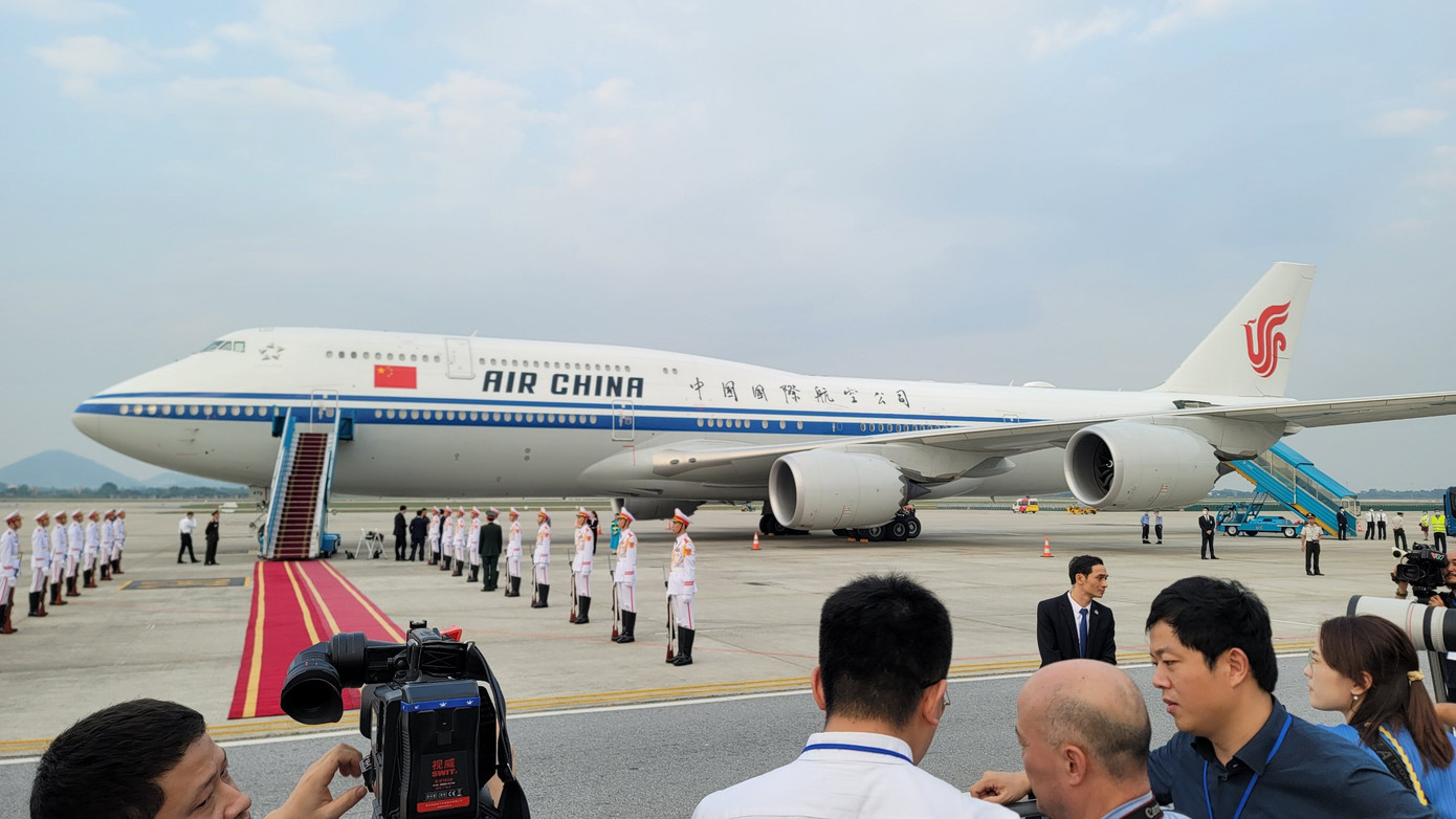 Chuyên cơ chở Tổng Bí thư, Chủ tịch nước Trung Quốc Tập Cận Bình và Phu nhân cùng Đoàn đại biểu cấp cao Trung Quốc ở đường băng Sân bay Quốc tế Nội Bài. Phóng viên nhiều cơ quan thông tấn, truyền hình Việt Nam và quốc tế có tại sân bay rất sớm để cập nhật thông tin sự kiện.