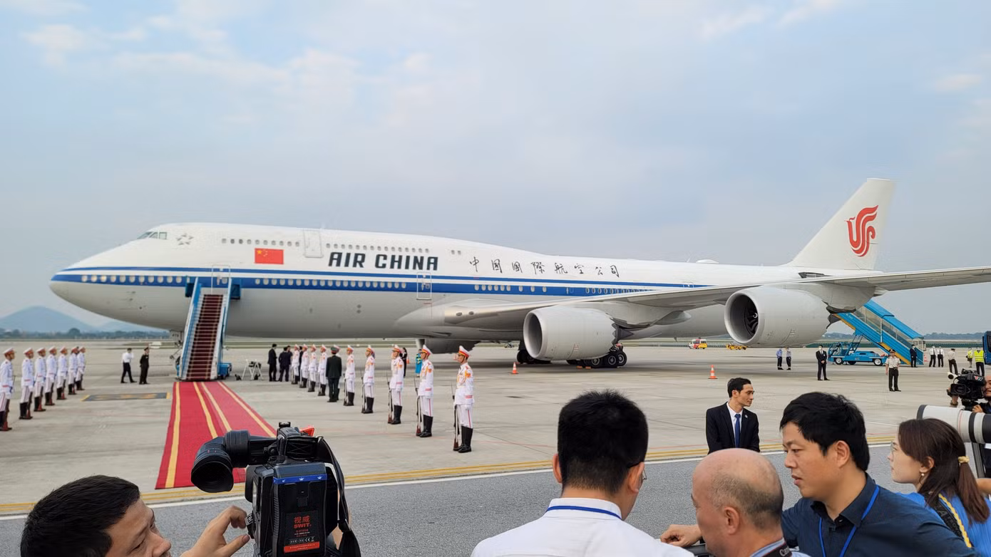 Chuyên cơ chở Tổng Bí thư, Chủ tịch nước Trung Quốc Tập Cận Bình và Phu nhân cùng Đoàn đại biểu cấp cao Trung Quốc ở đường băng Sân bay Quốc tế Nội Bài. Phóng viên nhiều cơ quan thông tấn, truyền hình Việt Nam và quốc tế có tại sân bay rất sớm để cập nhật thông tin sự kiện.