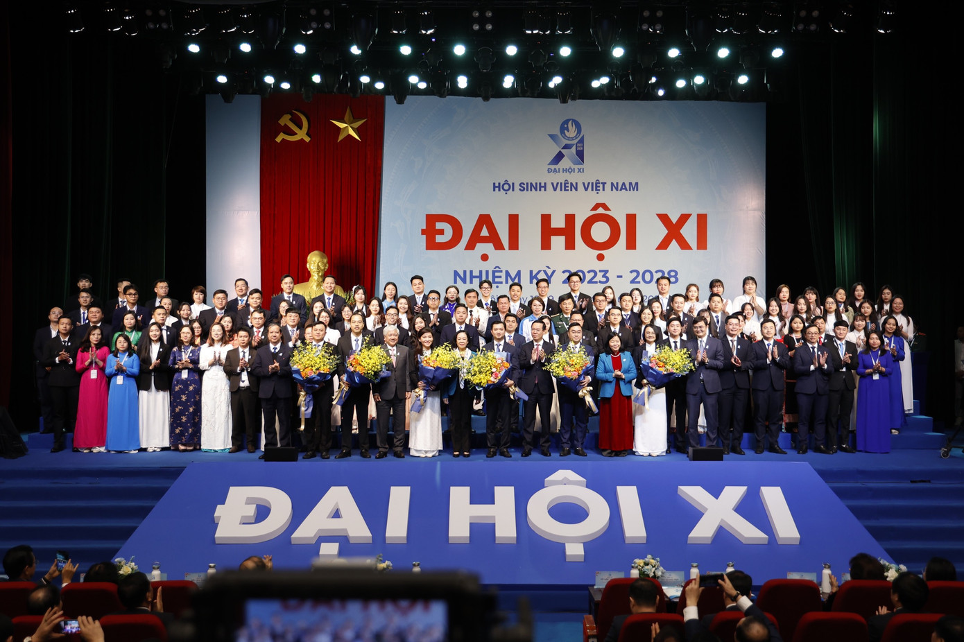 Ủy viên Bộ Chính trị, Chủ tịch nước CHXHCN Việt Nam Võ Văn Thưởng; Bí thư T.Ư Đảng, Chủ tịch Ủy ban Trung ương MTTQ Việt Nam Đỗ Văn Chiến; Bộ trưởng Bộ GD&amp;ĐT Nguyễn Kim Sơn; Bí thư thứ nhất T.Ư Đoàn Bùi Quang Huy tặng hoa chúc mừng Ban Chấp hành Trung ương Hội Sinh viên Việt Nam khóa XI.