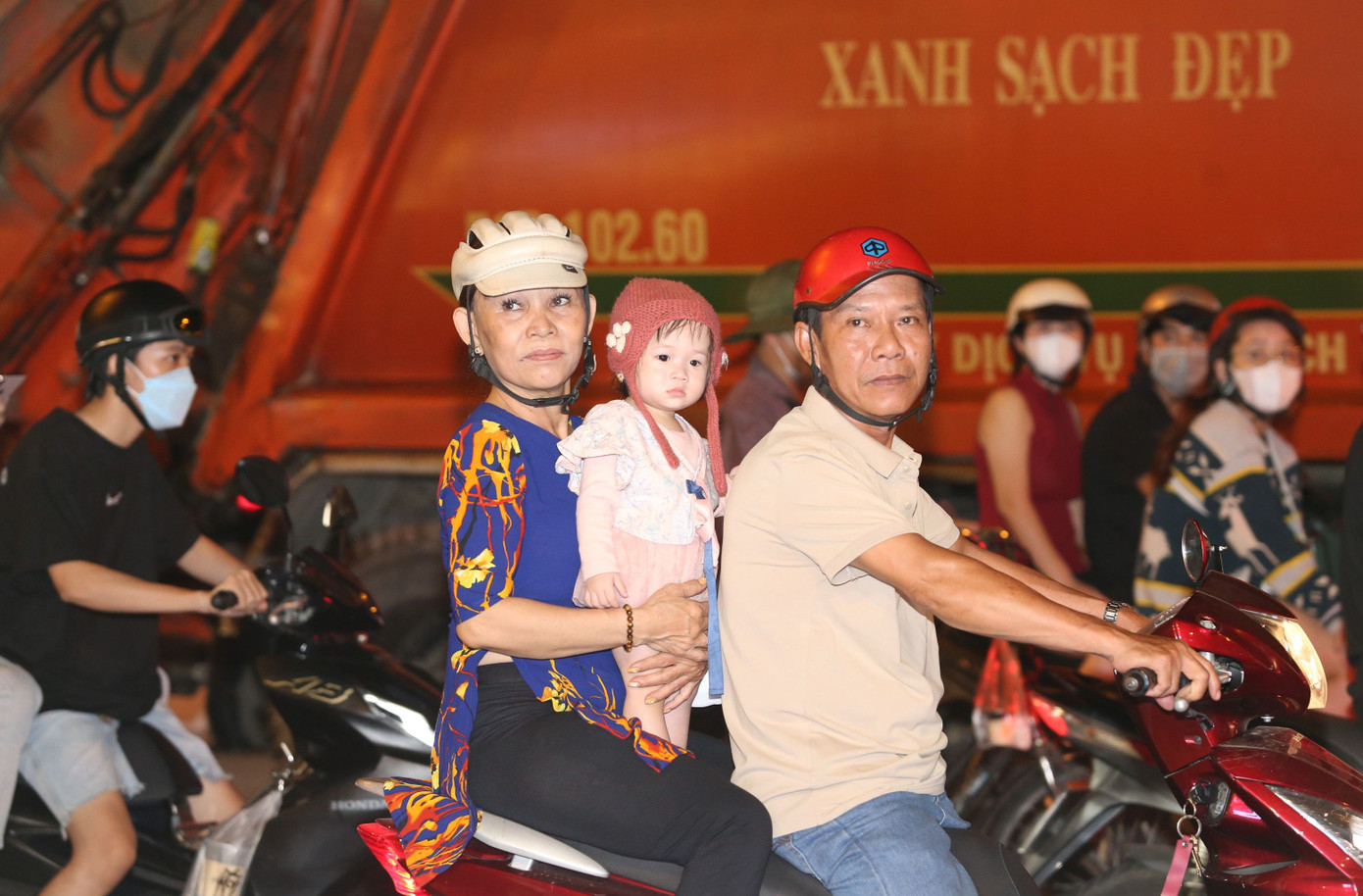 Người dân đi đường hướng về Đường sách Nguyễn Văn Bình theo dõi chương trình chào năm mới diễn ra tại không gian văn hóa này. Người dân đi đường hướng về Đường sách Nguyễn Văn Bình theo dõi chương trình chào năm mới diễn ra tại không gian văn hóa này.