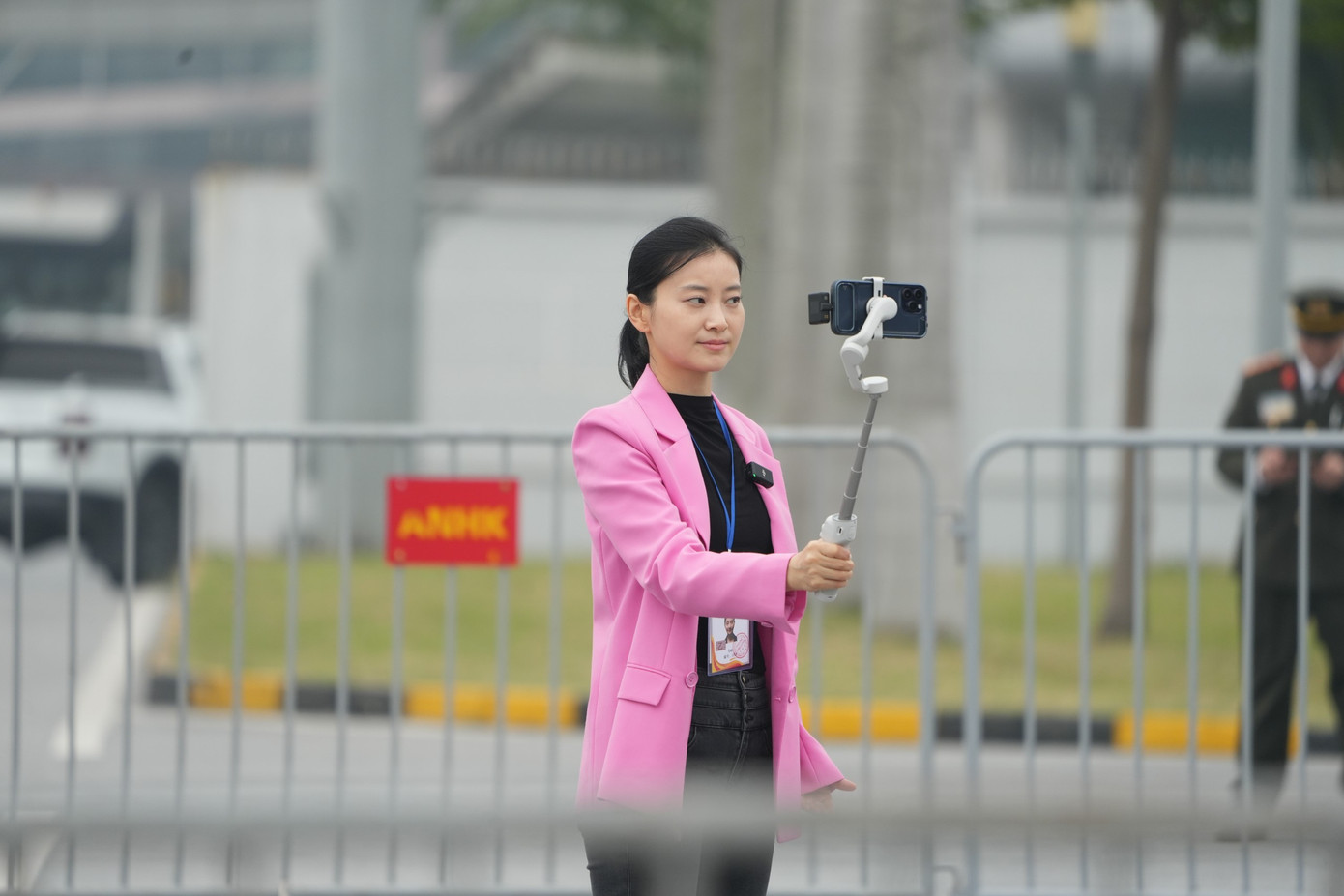 Một phóng viên của hãng thông tấn nước ngoài đưa tin về chuyến thăm cấp Nhà nước đến Việt Nam của Tổng Bí thư, Chủ tịch nước Trung Quốc Tập Cận Bình Một phóng viên của hãng thông tấn nước ngoài đưa tin về chuyến thăm cấp Nhà nước đến Việt Nam của Tổng Bí thư, Chủ tịch nước Trung Quốc Tập Cận Bình