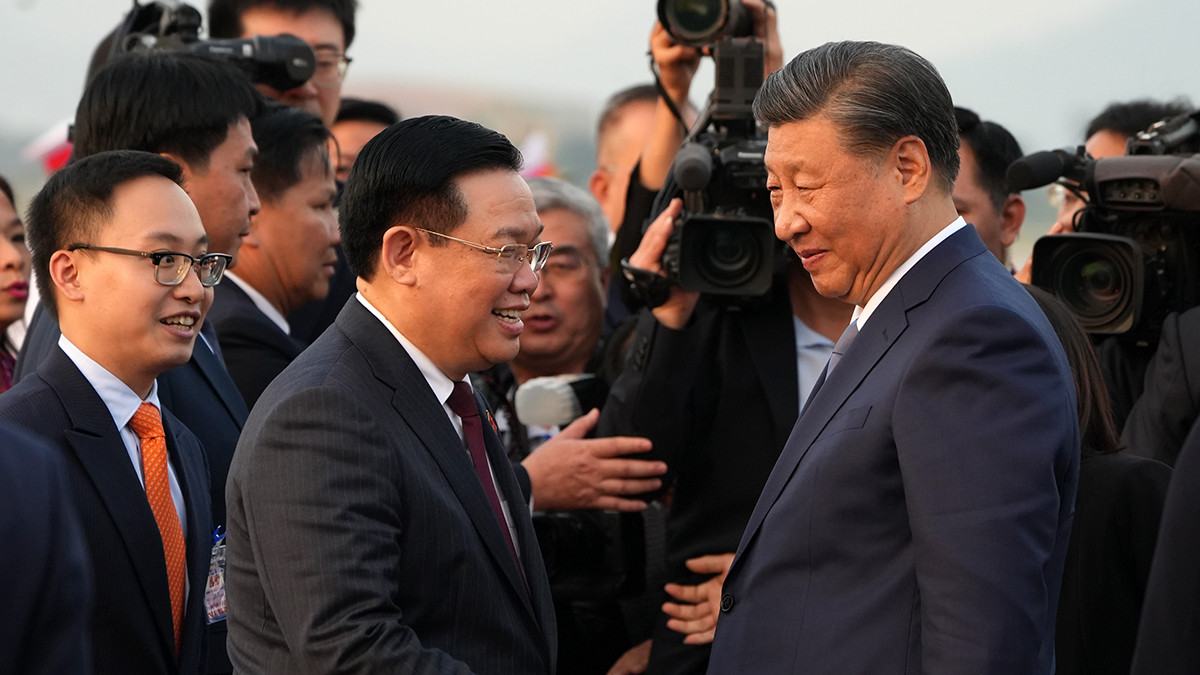 Chủ tịch Quốc hội Vương Đình Huệ tiễn Tổng Bí thư, Chủ tịch nước Trung Quốc và Phu nhân tại Sân bay Quốc tế Nội Bài, chiều 13/12.