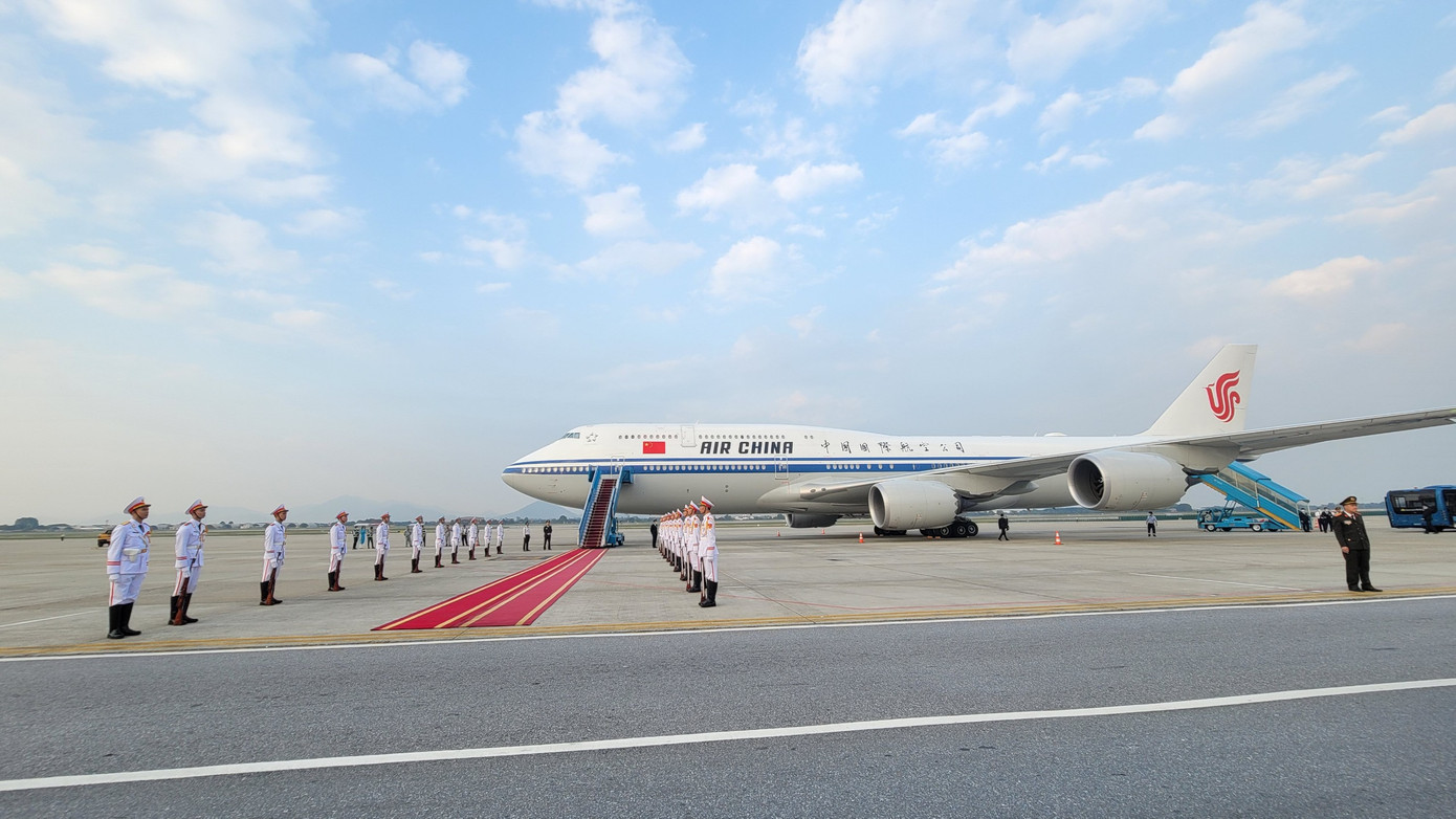 Chuyên cơ chở Tổng Bí thư, Chủ tịch nước Trung Quốc Tập Cận Bình và Phu nhân cùng Đoàn đại biểu cấp cao Trung Quốc ở đường băng Sân bay Quốc tế Nội Bài.