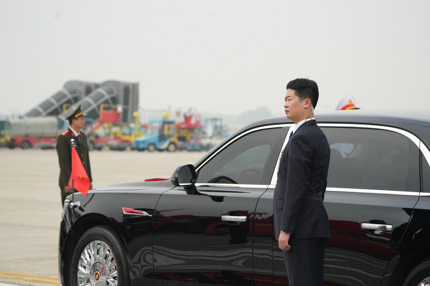 Sau nghi thức đón tại sân bay Nội Bài, khoảng 12h25, Tổng Bí thư, Chủ tịch Trung Quốc Tập Cận Bình lên xe Hồng Kỳ về khách sạn JW Marriott (Mễ Trì, Nam Từ Liêm, Hà Nội). Hồng Kỳ (có nghĩa là “cờ đỏ” trong tiếng Trung) được dùng làm phương tiện di chuyển của các lãnh đạo cấp cao của Trung Quốc, được sử dụng làm xe diễu hành trong các cuộc diễu hành, diễu binh nhân dịp Quốc khánh. Sau nghi thức đón tại sân bay Nội Bài, khoảng 12h25, Tổng Bí thư, Chủ tịch Trung Quốc Tập Cận Bình lên xe Hồng Kỳ về khách sạn JW Marriott (Mễ Trì, Nam Từ Liêm, Hà Nội). Hồng Kỳ (có nghĩa là “cờ đỏ” trong tiếng Trung) được dùng làm phương tiện di chuyển của các lãnh đạo cấp cao của Trung Quốc, được sử dụng làm xe diễu hành trong các cuộc diễu hành, diễu binh nhân dịp Quốc khánh.