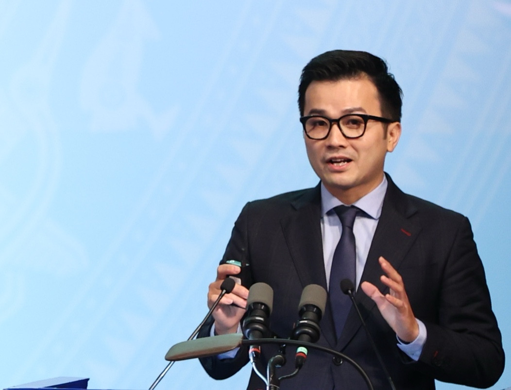 GS.TS. Trần Xuân Bách - Phó Chủ tịch Hội Liên hiệp Thanh niên Việt Nam, Phó Chủ tịch Hội Thầy thuốc trẻ Việt Nam, Phó trưởng Bộ môn Kinh tế Y tế, Viện Đào tạo Y học Dự phòng và Y tế công cộng, Trường Đại học Y Hà Nội.