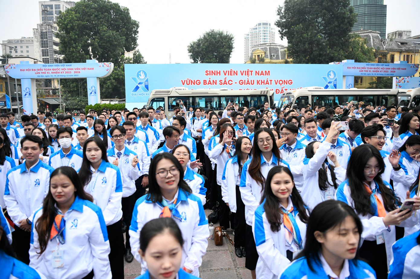 Các đại biểu dự Đại hội đại biểu toàn quốc Hội Sinh viên Việt Nam lần thứ XI, nhiệm kỳ 2023 - 2028, dự lễ khai mạc triển lãm.