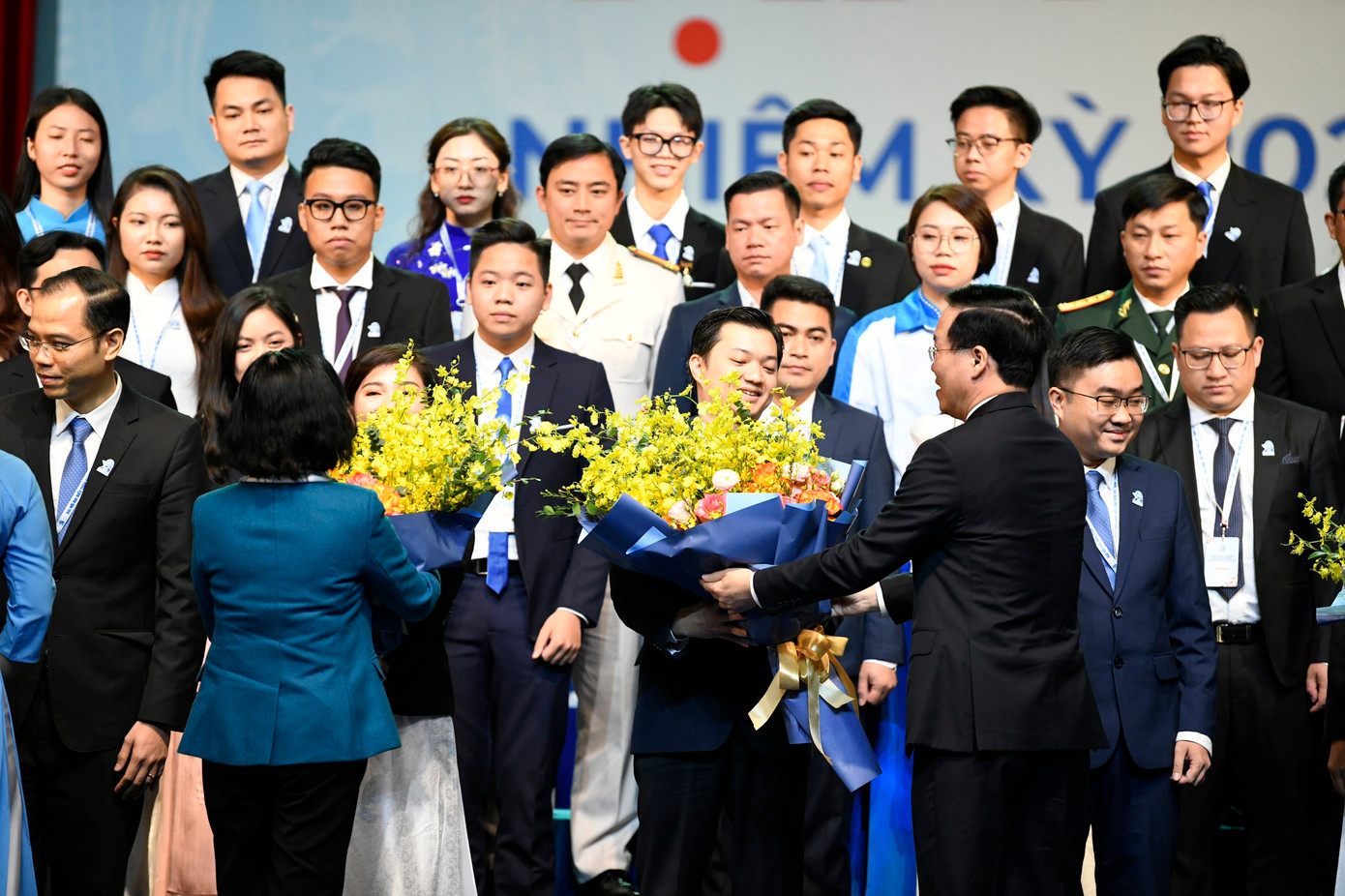 Ủy viên Bộ Chính trị, Chủ tịch nước CHXHCN Việt Nam Võ Văn Thưởng; Bí thư T.Ư Đảng, Chủ tịch Ủy ban Trung ương MTTQ Việt Nam Đỗ Văn Chiến; Bộ trưởng Bộ GD&amp;ĐT Nguyễn Kim Sơn; Bí thư thứ nhất T.Ư Đoàn Bùi Quang Huy tặng hoa chúc mừng Ban Chấp hành Trung ương Hội Sinh viên Việt Nam khóa XI.