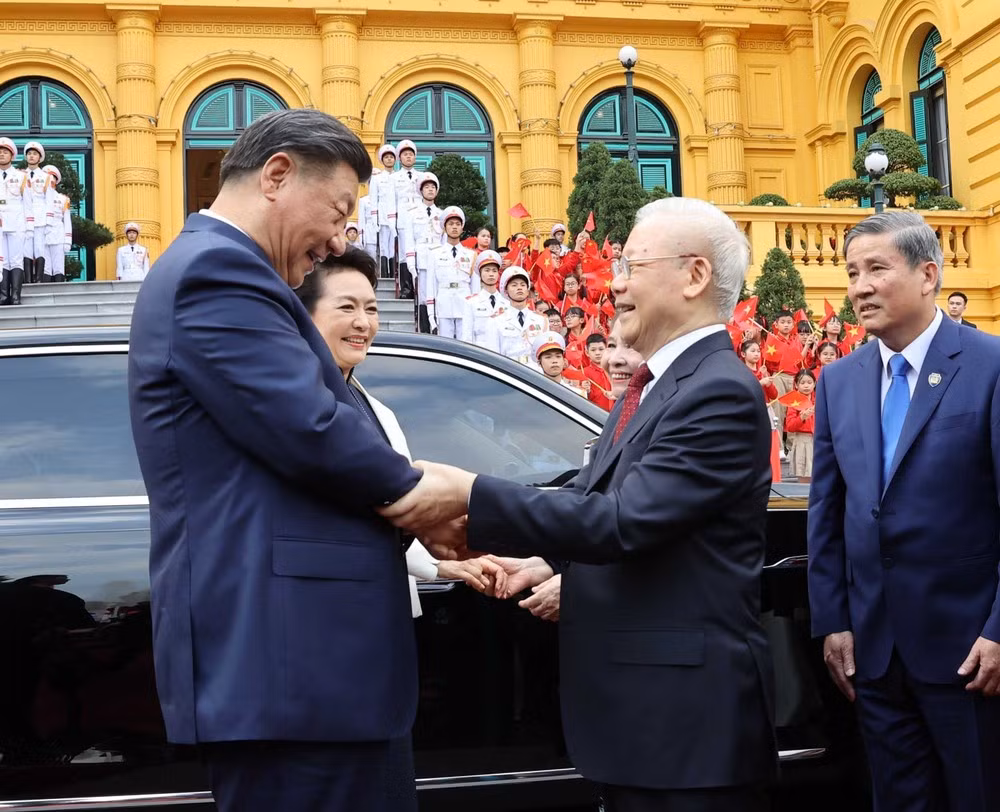 Tổng Bí thư Nguyễn Phú Trọng đón Tổng Bí thư, Chủ tịch Trung Quốc Tập Cận Bình tại lễ đón. (Ảnh: TTXVN)