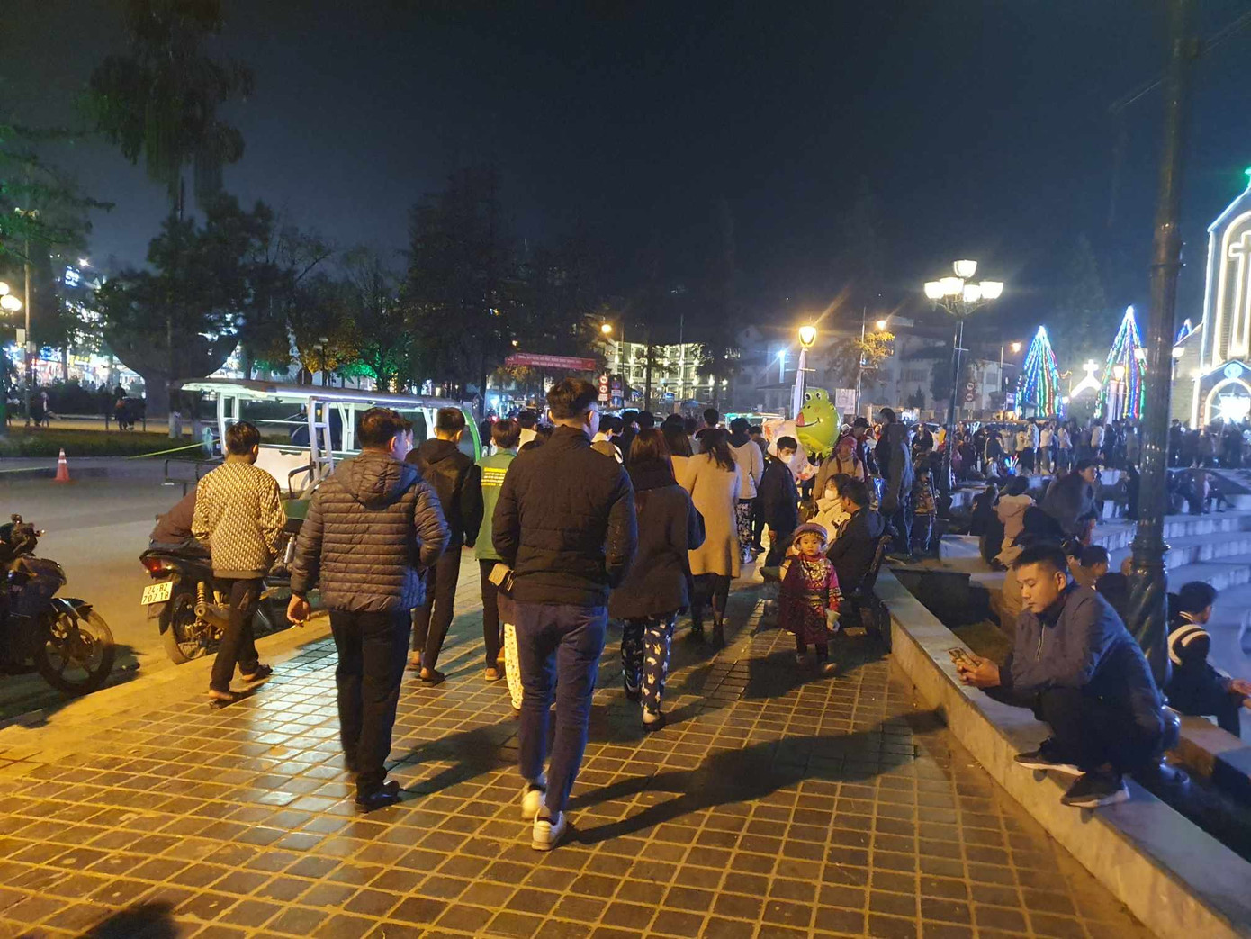 Nhiệt độ tại Sa Pa khoảng 13 độ C, trời không mưa, rất thuận lợi để du khách vui chơi và đón năm mới 2024. Nhiệt độ tại Sa Pa khoảng 13 độ C, trời không mưa, rất thuận lợi để du khách vui chơi và đón năm mới 2024.