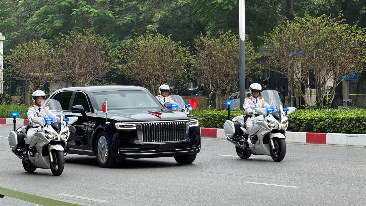 Xe Hồng Kỳ đi giữa đoàn khoảng 10 xe, 5 mô tô cảnh sát dẫn đường phía trước và bốn mô tô cảnh sát hộ tống hai bên. Xe Hồng Kỳ đi giữa đoàn khoảng 10 xe, 5 mô tô cảnh sát dẫn đường phía trước và bốn mô tô cảnh sát hộ tống hai bên.