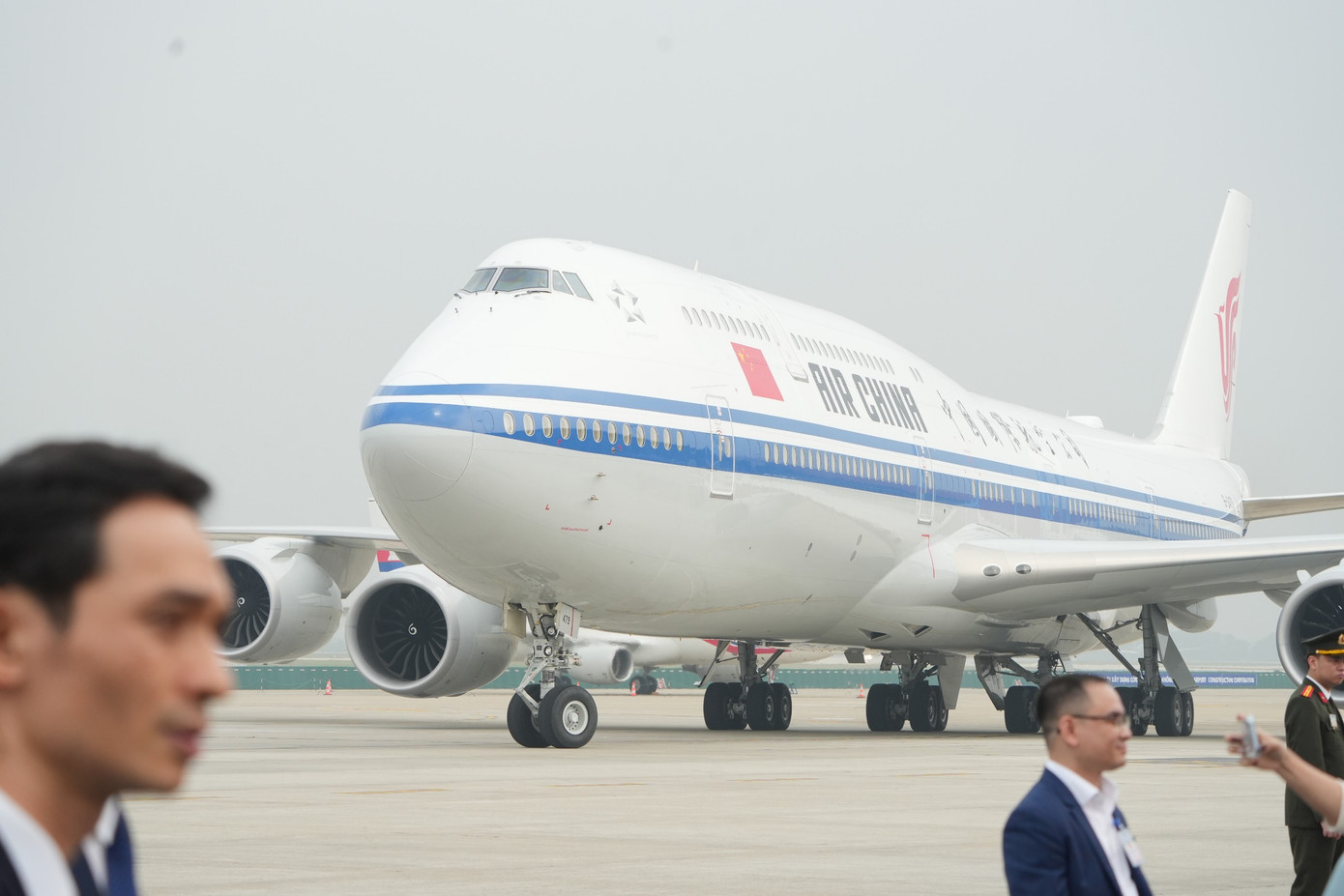 12h, chuyên cơ chở Tổng Bí thư, Chủ tịch Trung Quốc Tập Cận Bình và Phu nhân cùng Đoàn đại biểu cấp cao hạ cánh xuống Sân bay Quốc tế Nội Bài, thủ đô Hà Nội. 12h, chuyên cơ chở Tổng Bí thư, Chủ tịch Trung Quốc Tập Cận Bình và Phu nhân cùng Đoàn đại biểu cấp cao hạ cánh xuống Sân bay Quốc tế Nội Bài, thủ đô Hà Nội.