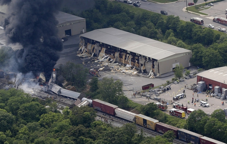 Chiếc xe tải đâm vào đoàn tàu dài 16 toa gây ra một tiếng nổ lớn làm rung chuyển thành phố Maltimore