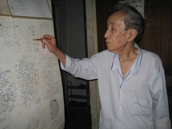 Ông Nguyễn Thư Hùng đang hướng dẫn các huyệt liên quan đến cột sống. Ảnh: H.N.N. Ông Nguyễn Thư Hùng đang hướng dẫn các huyệt liên quan đến cột sống. Ảnh: H.N.N