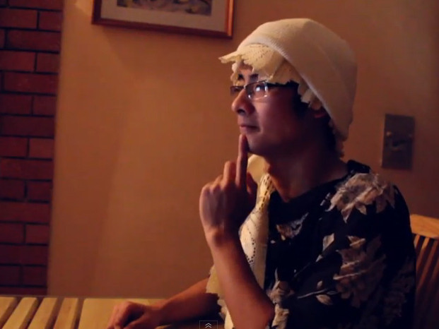 Và đây là cô nàng bí mật của buổi hẹn hò