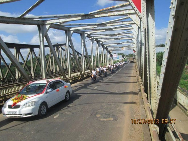 Đây là đám cưới của một thành viên câu lạc bộ Honda 67 Đắk Lắk. Đoạn đường từ nhà chú rể đến nhà cô dâu dài khoảng 40 km