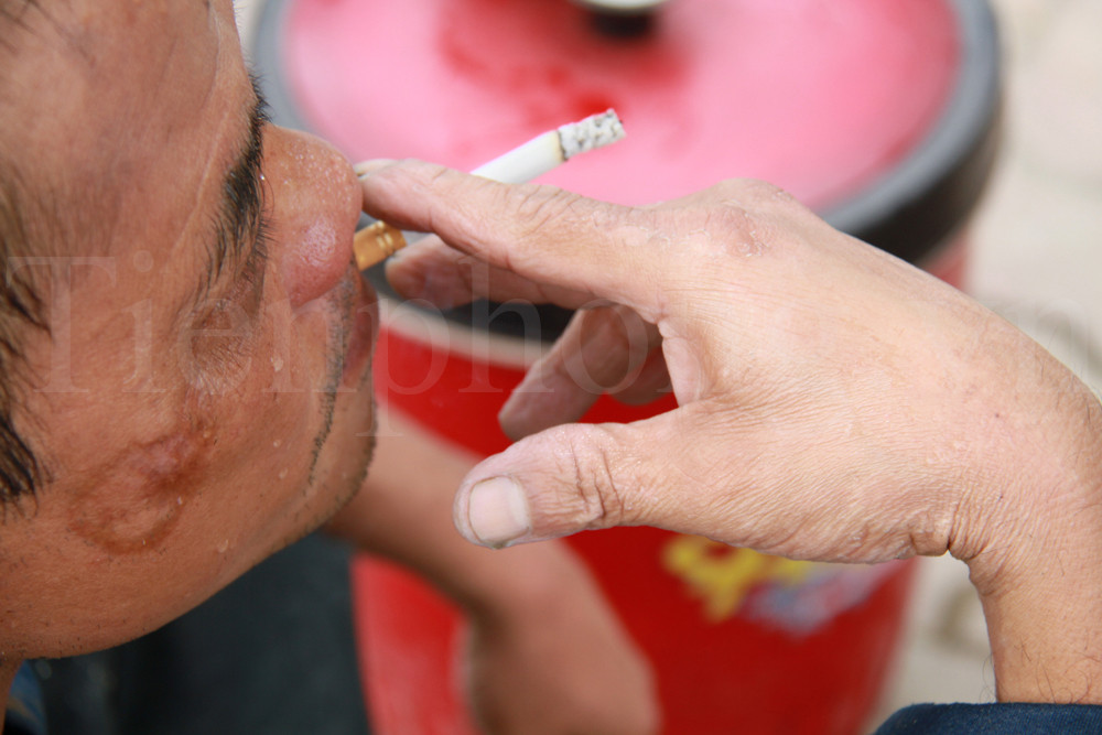 Đôi tay nhợt nhạt vì ngâm nước bẩn cả ngày. Ảnh: Trường Phong