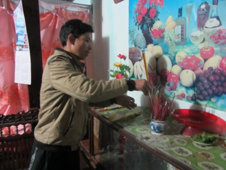 Anh Hà thắp nén hương trước bàn thờ tổ tiên
