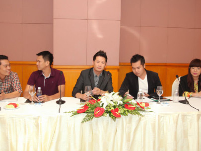 Bằng Kiều cùng êkíp thực hiện liveshow trong buổi gặp gỡ báo chí. “Bằng Kiều - Impression In Vietnam 2013” sẽ diễn ra hai đêm: 2/11 tại Trung tâm Hội nghị Quốc gia - Hà Nội và 5/11 tại Hạ Long, Quảng Ninh