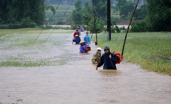Xe đặc chủng, xuồng cứu hộ đưa đón thí sinh đi thi THPT ảnh 2