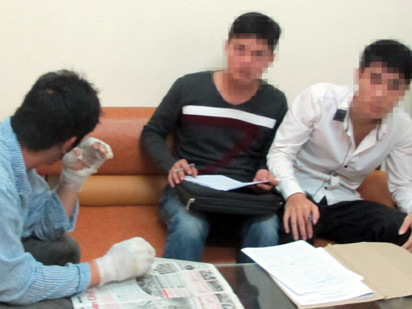 Cơ quan điều tra lấy lời khai đối với Trần Đình Điệp (bìa trái)