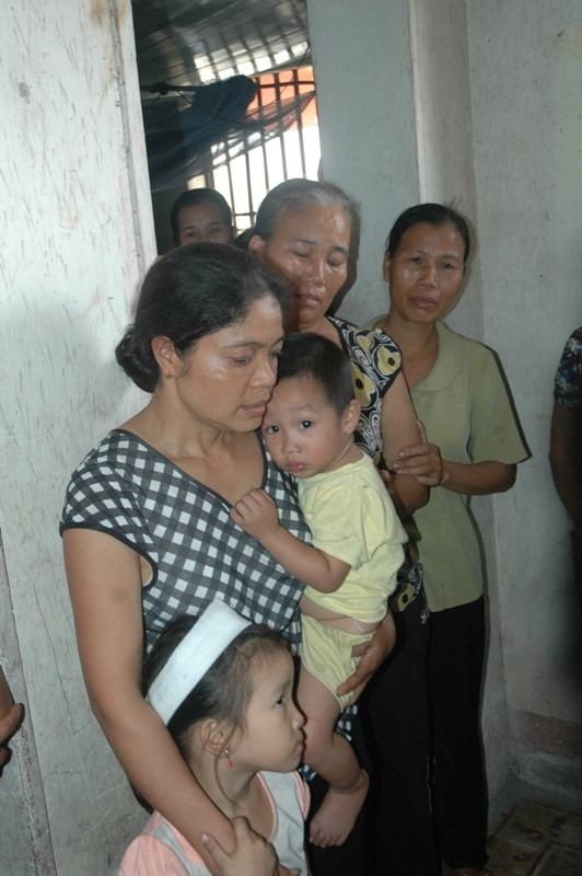 Trong ngày, Ủy ban An toàn Giao thông Quốc gia cũng thăm các gia đình có người tử vong vì tai nạn giao thông tại Thái Nguyên. Trong ảnh là người nhà cùng 2 em bé (1,5 tuổi và 5 tuổi). Bố mẹ hai em cùng là công nhân Công ty Đường sắt Hà Thái, bị ô tô cán chết tại trung tâm thành phố Thái Nguyên tối 7/11 vừa qua