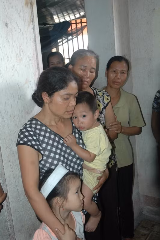 Trong ngày, Ủy ban An toàn Giao thông Quốc gia cũng thăm các gia đình có người tử vong vì tai nạn giao thông tại Thái Nguyên. Trong ảnh là người nhà cùng 2 em bé (1,5 tuổi và 5 tuổi). Bố mẹ hai em cùng là công nhân Công ty Đường sắt Hà Thái, bị ô tô cán chết tại trung tâm thành phố Thái Nguyên tối 7/11 vừa qua