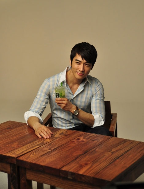 Song Seung Hun trẻ trung khi diện áo sơ mi chấm bi Và ngọt ngào lãng mạn với sơ mi màu hồng nhạt Mặc sơ mi kẻ ca rô, trông anh thật hiền. Một Song Seung Hun mạnh mẽ khi diện sơ mi đen. Hay lịch lãm với kiểu sơ mi thắt nơ ở cổ Chiếc áo sơ mi kẻ màu xanh khiến Seung Hun trông khá "ngầu" Một Song Seung Hun đầy quyến rũ Hình ảnh Seung Hun tại Việt Nam