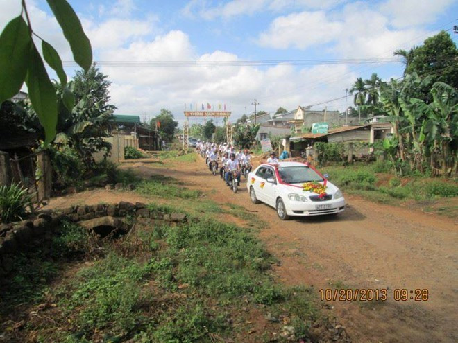 Đoàn xe đi rước dâu ngoài xe hoa và vài chiếc xe khở khách, còn lại là những chiếc Honda 67