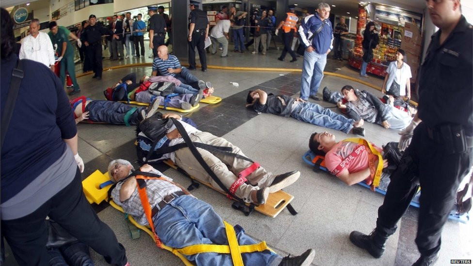 Thi thể nạn nhân đặt trong sân ga