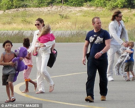 Cặp đôi và các con nghỉ ngơi tại một resort ở Côn Đảo