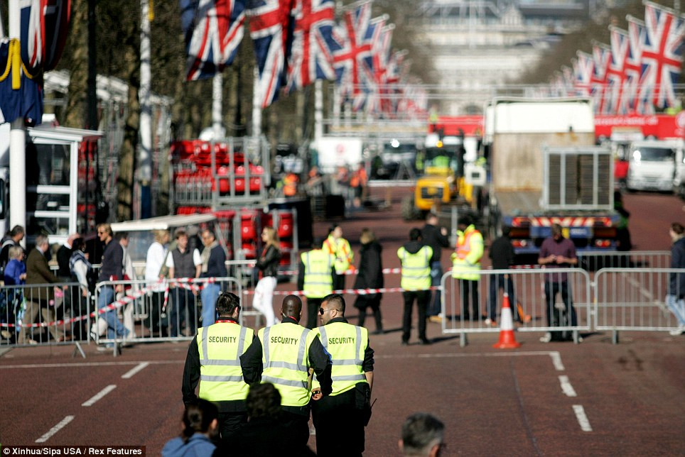 Lực lượng cảnh sát được tăng thêm 40% so với năm ngoái, nâng tổng số cảnh sát được huy động trong cuộc thi marathon London 2013 lên tới 2.000 người 