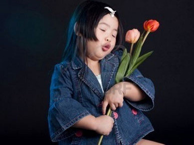 Bé gái 5 tuổi chỉ biết bập bẹ nói tiếng Anh khiến cho hai vị khách hiểu lầm (ảnh minh họa).