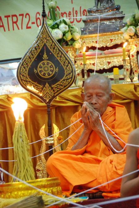 Đại Đức Phong Samaleuk làm lễ cầu siêu