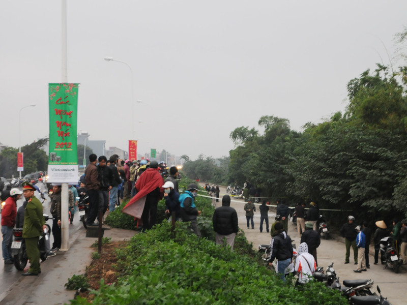 Rất đông người dân hiếu kỳ đến xem. Ảnh: Tuấn Nguyễn. Vụ việc thu hút rất đông người dân hiếu kỳ đến xem. Ảnh: Tuấn Nguyễn