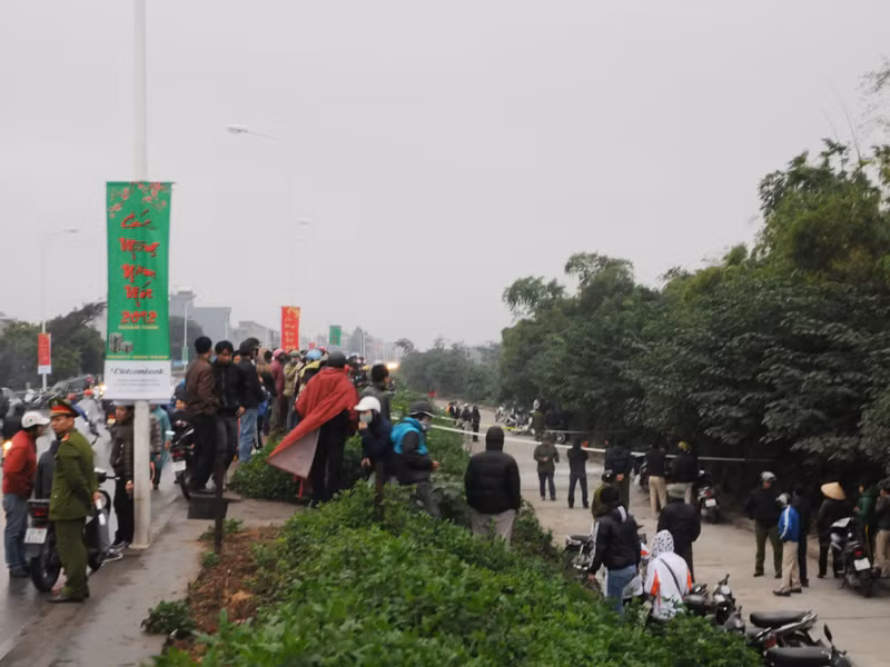 Rất đông người dân hiếu kỳ đến xem. Ảnh: Tuấn Nguyễn. Vụ việc thu hút rất đông người dân hiếu kỳ đến xem. Ảnh: Tuấn Nguyễn