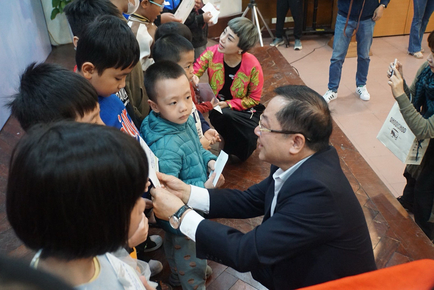 Tổng Biên tập Lê Xuân Sơn trao quà cho các em