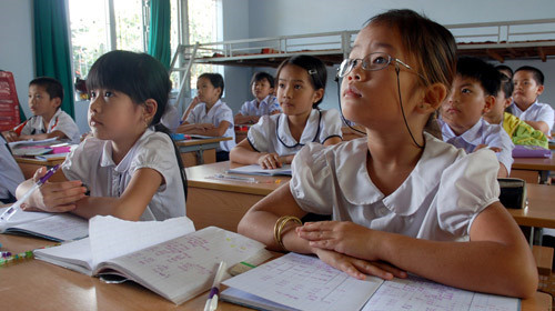 Học sinh lớp 3FA Trường tiểu học Võ Thị Sáu (Buôn Ma Thuột, Đắk Lắk) trong giờ học chiều 31-8. Hiện vẫn chưa biết trường này có được thí điểm chương trình tiếng Anh hay không. Ảnh: Thái Bá Dũng. (Tuổi Trẻ)