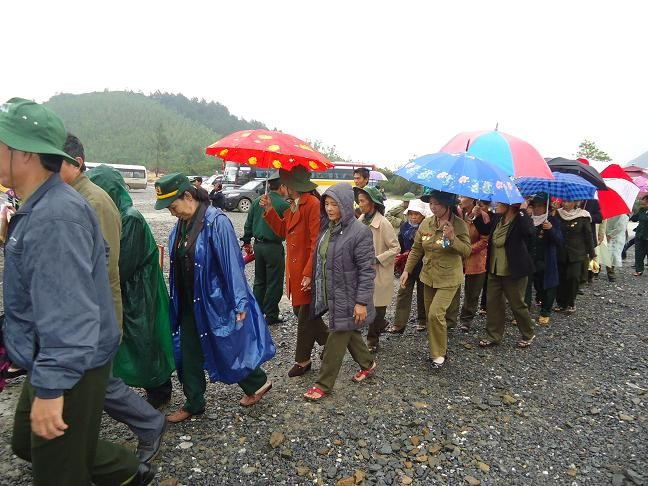 Sau khi đăng ký xong, các đoàn thể, cá nhân sắp xếp thành hai hàng dọc để bắt đầu đi lên khu vực mộ Đại tướng