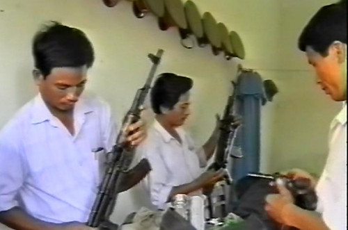 Lực lượng Công an chuẩn bị vũ khí trắng đêm giăng lưới bắt cướp