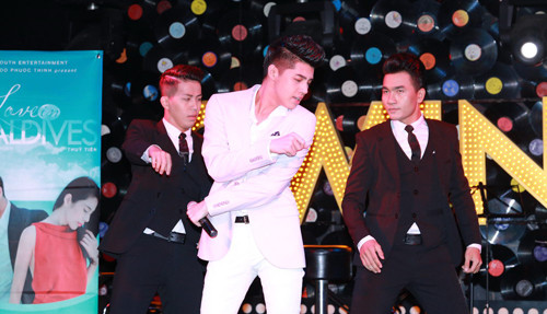 Noo Phước Thịnh hôn Thủy Tiên nhiều lần trước mặt Công Vinh ảnh 2